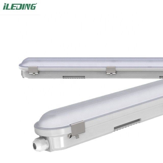 Garage entrepôt 5FT IP66 LED Tri Proof Fixture Vapeur étroitement éclairée 55W AC 110V ±10%