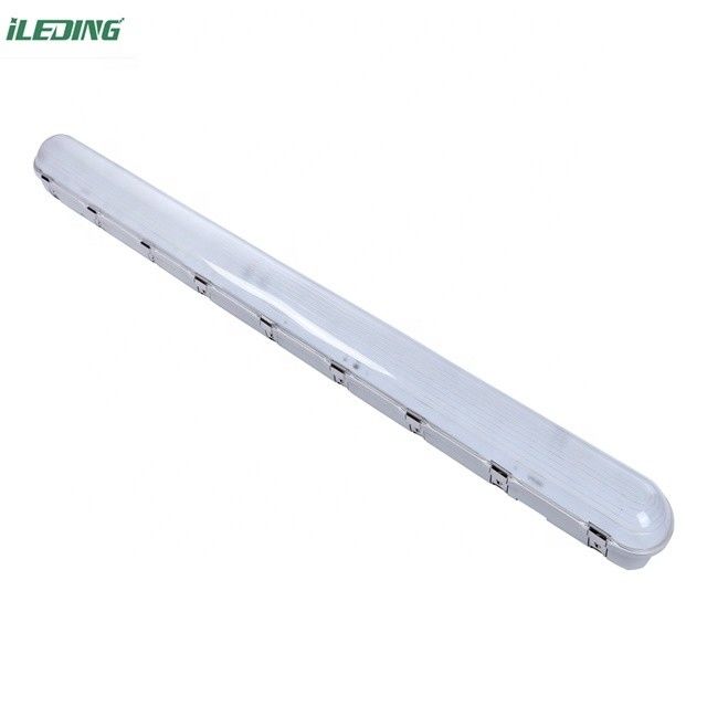 Installation de plafond 110W 8FT Led Tri-proof Weatherproof Vapor Tight Light pour la ferme
