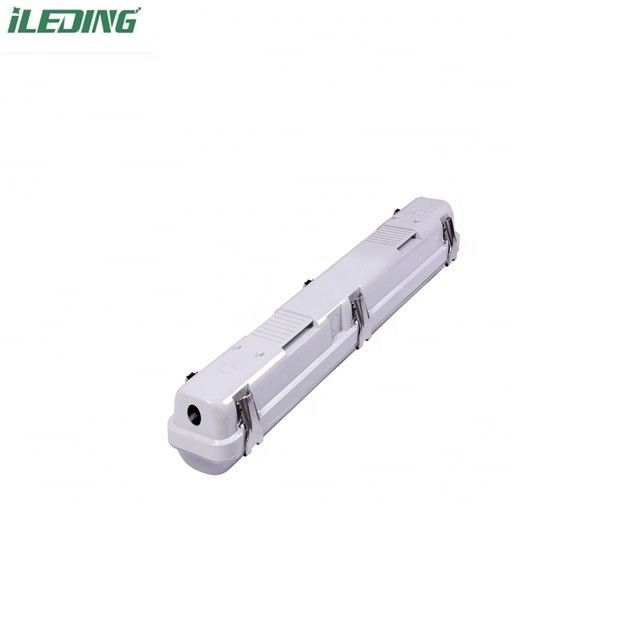 85 CRI LED Vapor Tight Garage Light Fixture Commutable 2FT Tri-proof Light pour l'atelier IP66 étanche